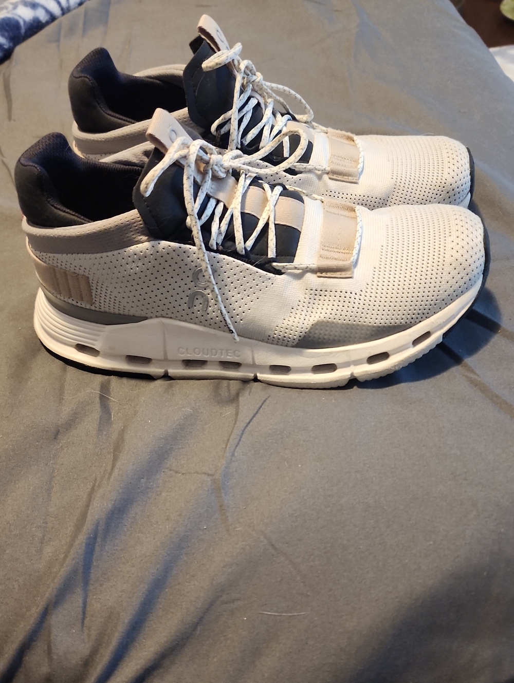 Ladies On Cloud Nova Size 7.5 - Picture 5 of 7